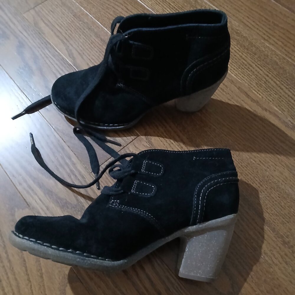 Clarks Carleta Lyon Black Suede Ankle Boots – Size 5.5, Block Heel Bootie